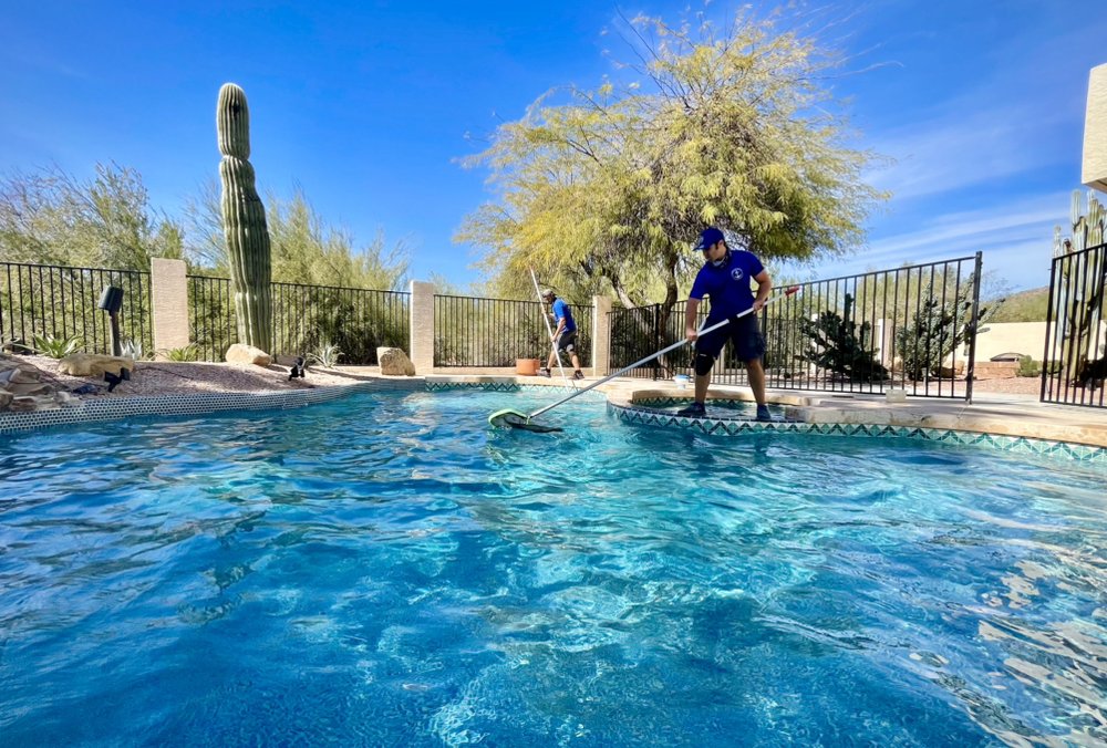 CaptainPools Working Crew cleaning the pool in tempe, AZ.